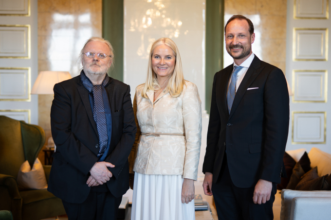Jon Fosse saman med Kronprinsparet etter at den første Fosseprisen vart delt ut. Foto: Ola Vatn, Det kongelege hoffet