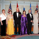 Samlet til ASF-galla i New York  (f.v.): President Tarja Halonen, Dronning Sonja, Kong Harald, Dronning Silvia, Kong Carl Gustaf, Kronprinsesse Mary, Kronprins Fredrik, Dorrit Moussaieff, President Ólafur Ragnar Grímsson og Prinsesse Madeleine (Foto: Lise Åserud / Scanpix)