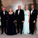 Almmola&#154; govven Loddelanjas. Prinseassa Astrid (gurutbealde), Dronnet Sonja, Prinsa Charles, Hertuginne Camilla, Gonagas Harald, Ruvdnaprinseassa Mette-Marit, Ruvdnaprinsa Haakon ja Prinseassa Märtha (Govva: Lise Åserud / Scanpix)