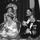 Galla&#269;ájáhus Nationaltheateris dalle go Dánmárkku Dronnet Ingrid ja Gonagas Frederik leigga stáhtaguossástallamis Norggas, 1960.  (Govva: Ivar Aaserud Aktuell / Scanpix)