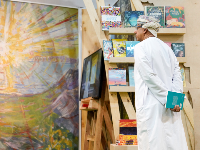 Publikum studerer den norske paviljongen. Norge er gjesteland på den internasjonale bokmessen i Kairo, med mål om å profilere norsk litteratur i den arabisktalende verden og styrke rekruttering av oversettere mellom norsk og arabisk. Foto: Cornelius Poppe, NTB