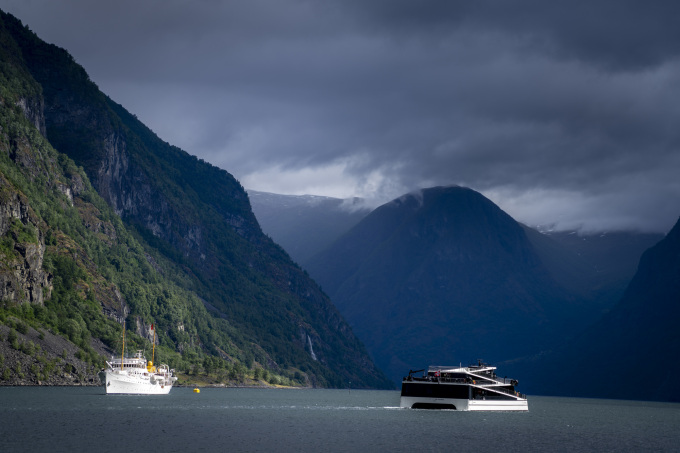 Oarje-Norgga dálki go Gonagasskiippa bođii Aurlandsfjordenii. (Govva: Heiko Junge / NTB)