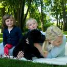 Kronprinsfamilien koser seg i parken på Bygdø Kongsgård med valpen Milly Kakao (Foto: Veronica Melå, Det kongelige hoff) 
