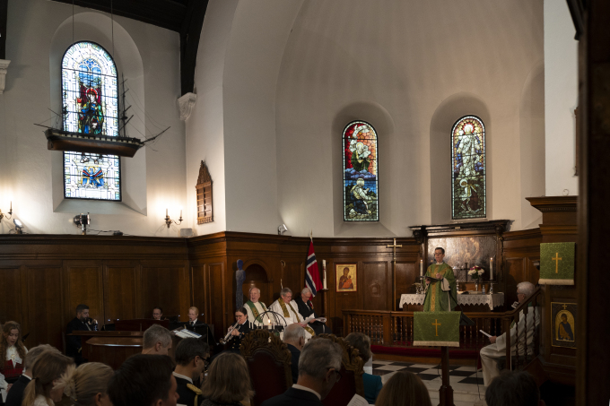 Kongeparet var til stede under festgudstjenesten. Foto: Sjømannskirken i London