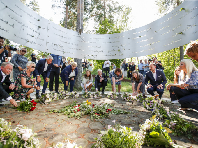 Gudde liđiid muitomearkka lusa Utøyas. Govva: Beate Oma Dahle / NTB