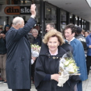 Kongeparet forlater Torvet sammen med fylkesmann Hill-Marta Solberg. Foto: Lise Åserud, NTB scanpix