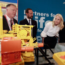 Ruvdnaprinsa Haakon, Ruvdnaprinseassa Mette-Marit ja stáhtará&#273;&#273;i Erik Solheim FMC Technologies stánddas Ghana Summit (Govva: Lise Åserud / Scanpix)