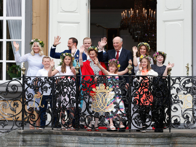 Kongefamilien utenfor Stiftsgården under feiringen av Kongeparets 25-årsjubileum i 2016. Foto: Lise Åserud / NTB scanpix