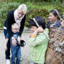 Kronprinsfamilien i samtale med barn som er på vei for å hente gras til kyrne (i Dzongu, Sikkim). Publisert 21.01. 2011 som handoutbilde fra Det kongelige hoff. Bildet er kun til redaksjonell bruk - ikke for salg. Foto: Kristi Marie Skrede, NRK / Det kongelige hoff. Størrelse: 4288 x 2848 px og 3,36 Mb.