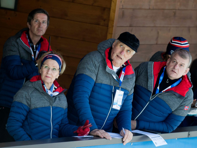 Kongeparet følgjer spent med på laghopp for kvinner. Foto: Terje Pedersen / NTB scanpix