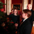 Den 19. desember var det julefotografering på Slottet. Kongeparet, Kronprinsparet, Prinsesse Ingrid Alexandra og Prins Sverre Magnus var samlet om juletreet i Røde salong. Foto: Lise Åserud, NTB scanpix