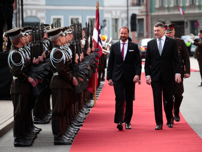 Ruvdnaprinsa Haakon ja Presideanta Vējonis inspisereba gudnigardena. Govva: Lise Åserud / NTB Scanpix