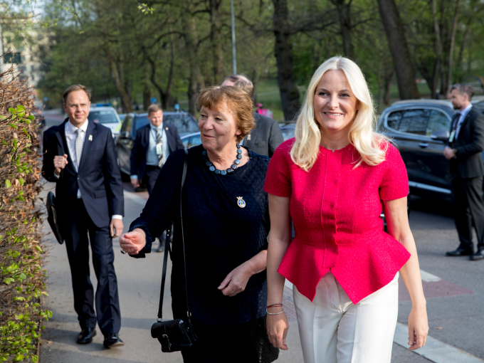 Kronprinsesse Mette-Marit ankommer litteraturfestivalen ledsaget av ordfører Marianne Borgen. Foto: Vidar Ruud / NTB scanpix