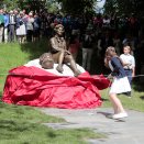 "Turdronningen" ble avduket av Kongeparets barnebarn på Dronningens 80-årsdag, 4. juli 2017 og var en gave fra Den Norske Turistforening.  Foto: Lise Åserud / NTB scanpix