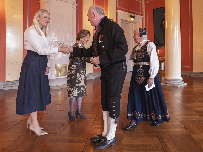 Tor Bjørnødegård og Ingrid Anna Helle Bjørnødegård helser på Kronprins Haakon, Dronning Sonja og Kronprinsesse Mette-Marit. Foto: Heiko Junge / NTB