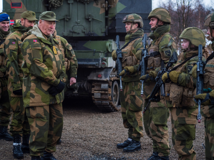 Gonagas Harald ja Ruvdnaprinsa Haakon deaivvadeigga Davvi Brigade Artelleribataljovnna soalddáhiiguin. Govva: Thorbjørn Liell / NTB Scanpix