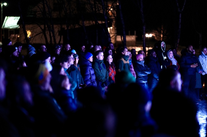 Deltakerne fikk oppleve både joik og teater utendørs. Foto: Ola Vatn, Det kongelige hoff