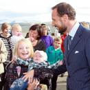 Ruvdnaprinsa Haakon dearvvaha olbmuid Folldal ruvkebáikkis guossástallama oktavuo&#273;as (Govva: Lise Åserud / Scanpix)