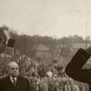 Gonagas Haakon máhccá Norgii geassemánu 7. beaivvi1945 (Govva: Gonagasla&#154; hoava vuorkágovva)