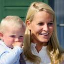 Prinsen på Kronprinsessens arm, september 2007 (Foto: Lise Åserud, Scanpix)