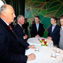 Dá ságastallet Gonagas Harald ja Prinsa Charles, f.h. Khamhajiny Gunaratnama, Kristoffer Nyborg, Lars Hjetland, Bård Flaarønning ja Eskil Pedersen, gii beasai heakkas Utøyas suoidnemánu 22. beaivvi (Govva: Lise Åserud / Scanpix)