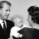 Suoidnemánu 22. beaivvi 1962 riegádii sudno vuosttaš mánná, Cathrine. Bárra oaččui áiggi mielde vihtta máná ovttas.  Govva : NTB / Scanpix