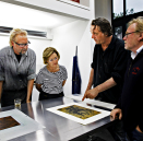 Ole Larsen, Dronning Sonja, Kjell Nupen og Ørnulf Opdahl under arbeidet med prosjektet.  Publisert 25.06 2011. Handoutbilde fra Det kongelige hoff. Bildet er kun til redaksjonell bruk - ikke for salg. Foto: Rolf M. Aagaard / Det kongelige hoff.  