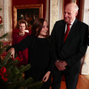 Den 19. desember var det julefotografering på Slottet. Kongeparet, Kronprinsparet, Prinsesse Ingrid Alexandra og Prins Sverre Magnus var samlet om juletreet i Røde salong. Foto: Lise Åserud, NTB scanpix