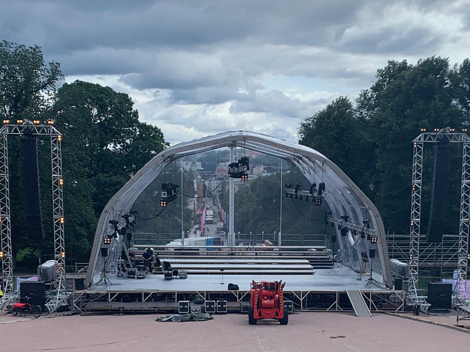 Den store scenen er på plass i Slottsbakken. Foto: Det kongelige hoff
