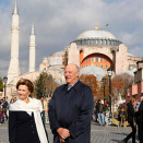 Aya Sofia hukset lea duhát jagi boarráseabbo (huksejuvvon  532&#150;537) ja lei dan áiggi risttala&#154;vuo&#273;a stuorámus girku. Go turkala&#269;&#269;at válde vuollásis Konstantinopela 1453:s, de ráhkaduvvui Aya Sofia moskéan &#150; ja dasto dat áiggi mielde sekulariserejuvvui ja ásahuvvui 1934:s musean.  (Govva: Lise Åserud, NTB scanpix)