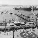 Gonagas vuostáiváldojuvvo Honnørbruggas Oslos, suoidnemánu 2. beaivvi 1958 (Gonagasla&#154; hoava govvaarkiiva)