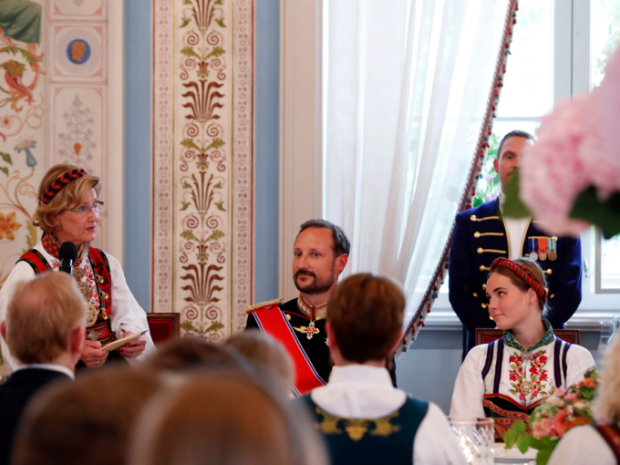 Dronnet Sonja sávvá buresboahtima ja doalai vuosttaš sártni Prinseassa Ingrid Alexandrai. Govva: Terje Bendiksby/ NTB scanpix