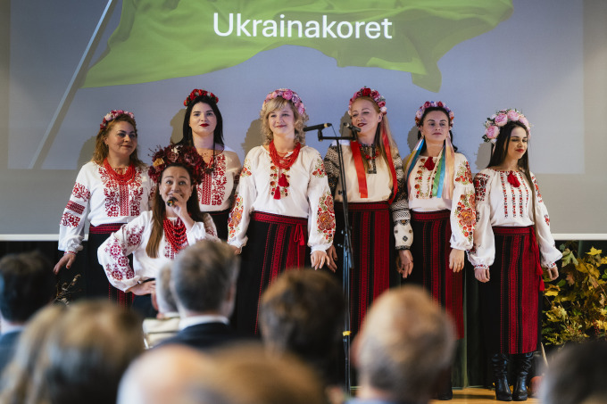 Ukrainakoret fremførte sanger fra hjemlandet. Aremark kommune har bosatt mange ukrainske flyktninger. Foto: Ola Vatn, Det kongelige hoff 