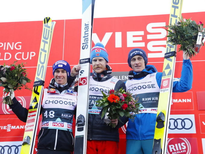 Seierspallen etter herrenes hopprenn: Østerrikes Stefan Kraft (2. plass) Robert Johansson (1. plass) og slovenske Peter Prevc (3. plass). Foto: Terje Bendiksby / NTB scanpix