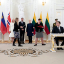Presideanta ja Ruvdnaprinsabárra ledje fárus go Litauena finánsaministtar Vilius Šapoka ja Norgga Olgoriikadepartemeantta stáhtačálli Audun Halvorsen vuolláičáliiga guokte MoU- šiehtadusa Litauen ja Norgga bealis. Govva: Lise Åserud, NTB Scanpix.