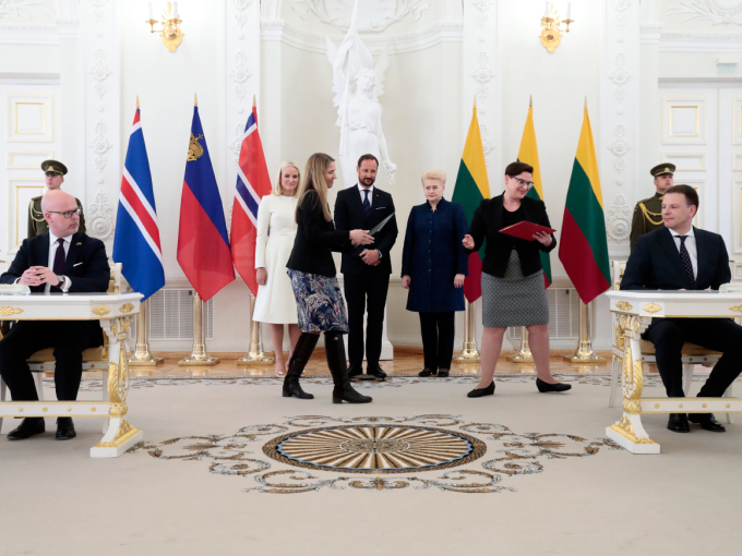 Presideanta ja Ruvdnaprinsabárra ledje fárus go Litauena finánsaministtar Vilius Šapoka  ja Norgga Olgoriikadepartemeantta stáhtačálli Audun Halvorsen vuolláičáliiga guokte MoU- šiehtadusa Litauen ja Norgga bealis. Govva: Lise Åserud, NTB Scanpix.