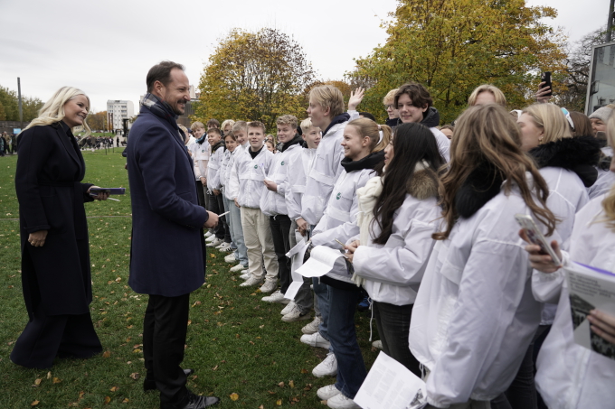 Ungdom fra Norge, Tyskland og Frankrike deltok i markeringen og fortalte om betydningen av murens fall i dag. Foto: Heiko Junge / NTB