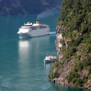 Kongeskipet på vei inn Geirangerfjorden, fulgt av et turistskip. Foto: Gorm Kallestad / NTB scanpix  
