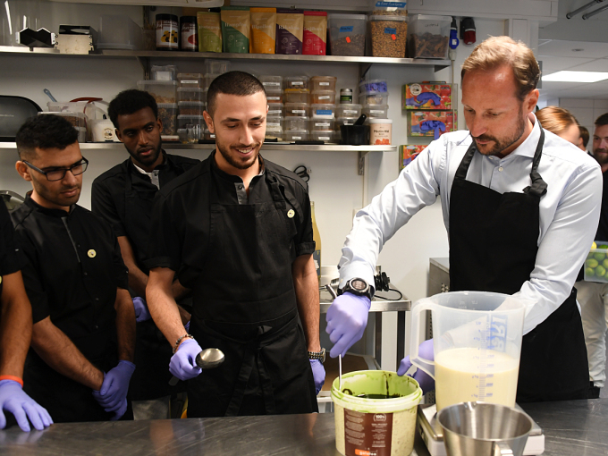 Kronprins Haakon veide og målte slik at blandingsforholdet skulle bli riktig for å få fram smaken i iskremen. Foto: Sven Gj. Gjeruldsen, Det kongelige hoff