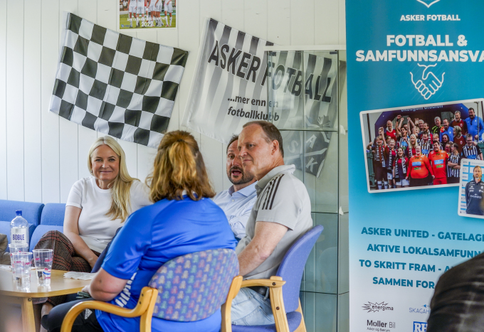 Kvinner og menn spiller sammen på gatelagene. På trening har Asker gatelag ofte hatt mer enn 50 prosent kvinner. Foto: Lise Åserud / NTB