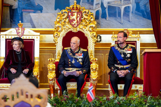 Kongen, Dronningen og Kronprinsen til stede under åpningen av Stortinget. Foto: Terje Pedersen / NTB