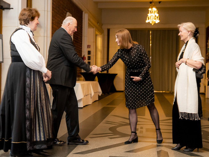 Kong Harald blir ønskt velkommen av styreleiar i Oslo Børs Catharina Hellerud og børsdirektør Bente A. Landsnes. Foto: Håkon Mosvold Larsen / NTB scanpix