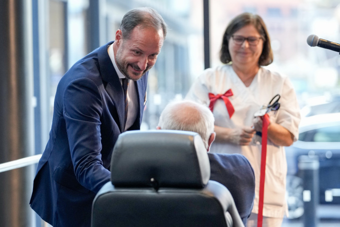 Snorklipping i foajeen på nye Drammen sykehus. Foto: Javad Parsa / NTB