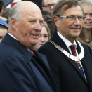 Kong Harald med Tromsøs ordfører, Jarle Aarbakke. Etter hagefesten inviterte Tromsø kommune til folkefest på Stortorget. Foto: Lise Åserud, NTB scanpix