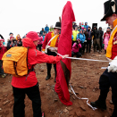 Dronningen avduket en bauta ved Keiservarden. Foto: Lise Åserud, NTB scanpix.