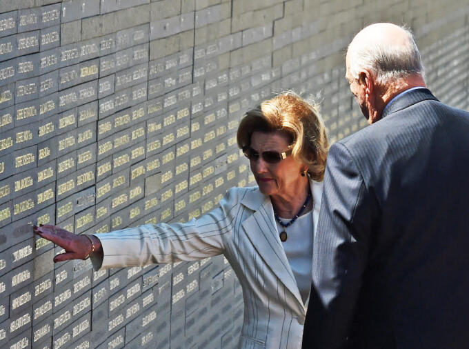 Dronnet Sonja lohka muhtun dain 9 000 namain geat masse heakka militearadiktatuvrra vuolde. Sin namat leat čállojuvvon muvrii Parque de la Memorias. Govva: Sven Gj. Gjeruldsen, Gonagaslaš hoavva