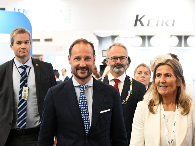 Kronprins Haakon besøkte fleire stands i konferansehallen. Foto: Sven Gj. Gjeruldsen, Det kongelege hoffet