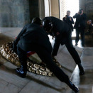 Gonagas Harald bidjá li&#273;iid Atatürk-mausoleas (Govva: Lise Åserud / NTB scanpix)  