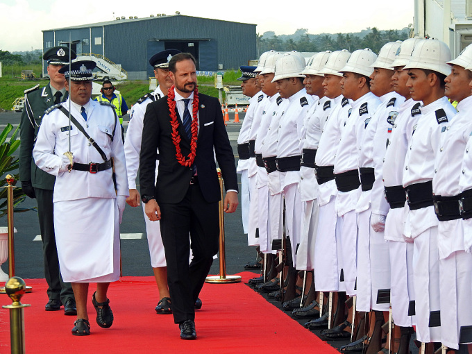 Ruvdnaprinsa Haakon inspisere gudnigardena buresboahtinseremoniija oktavuođas Apias. Govva: Sven Gj. Gjeruldsen, Gonagaslaš hoavva