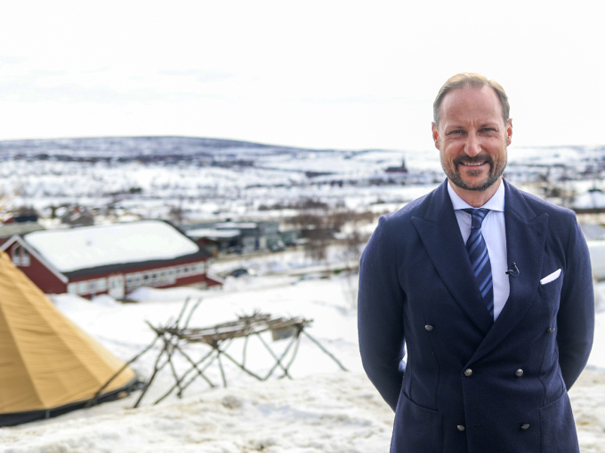 Ruvdnaprinsa Haakon čohkkedii ieš skuvlabeŋkii Sámi Allaskuvllas. Govven: Jan Langhaug / NTB